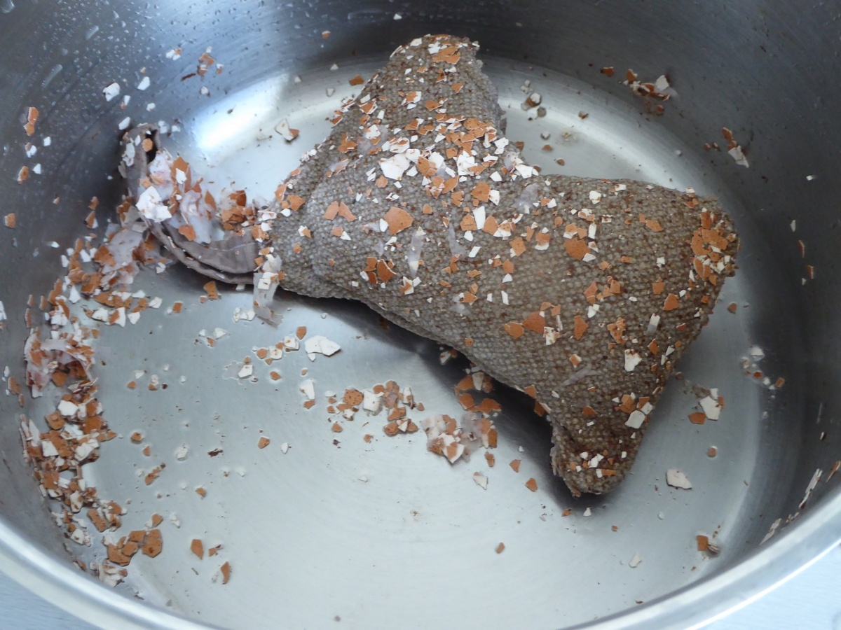 Enlever le cramer au fond d'une casserole avec des coquilles d'oeufs