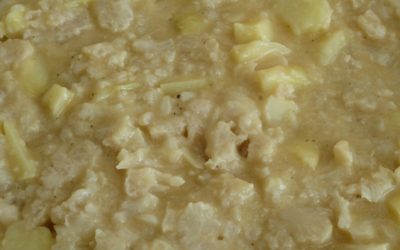 Gratin de chou-fleur et pommes de terre à la sauce blanche de bouillon de poulet.