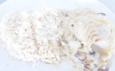 Dos de Cabillaud à la sauce aux poireaux et aux champignons.
