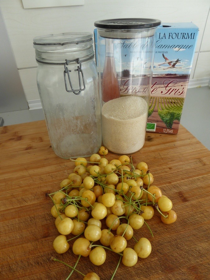 Ingrédients pour faire du vin de cerise maison. Recette de Terre Agir Ingrédients pour faire du vin de cerise maison. Recette de Terre Agir
