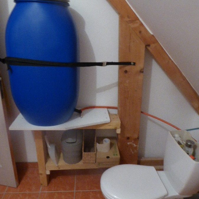 Notre installation pour récupérer l’eau du bain des enfants pour les chasses d’eau