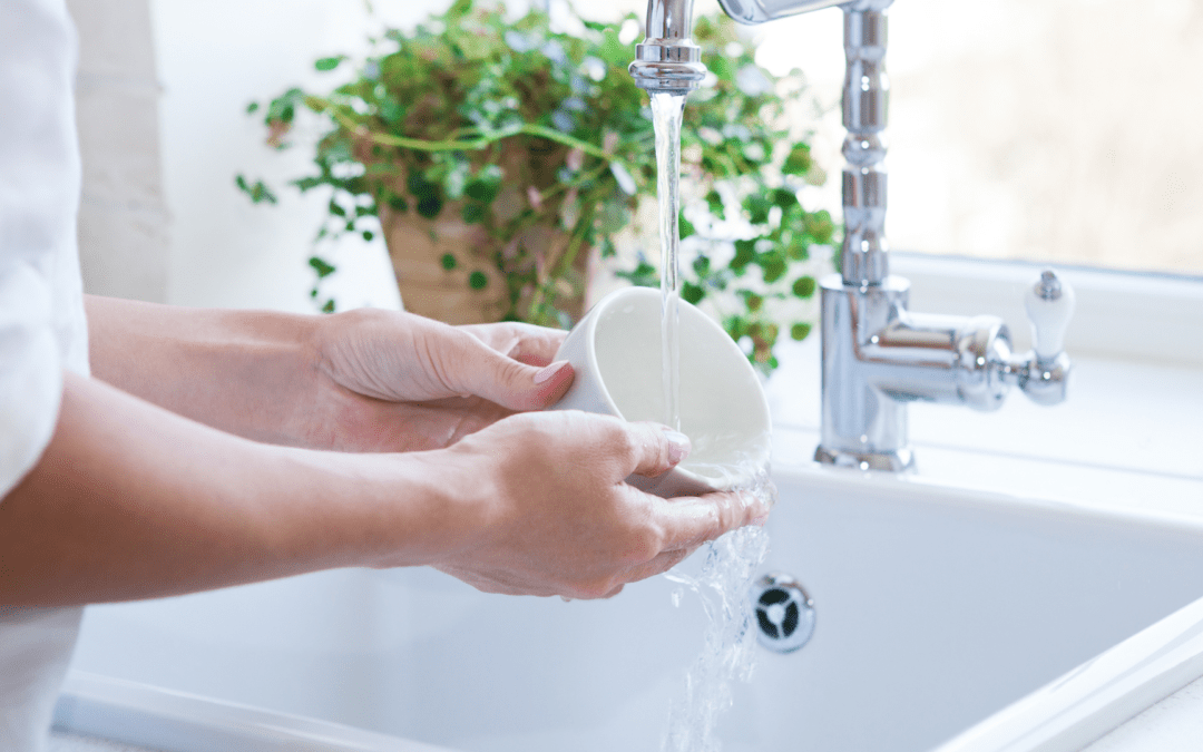 Laver sa vaisselle à la main en mode zéro déchet